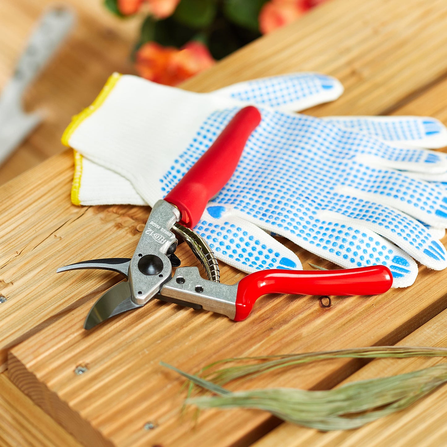 Felco F2 Pruning Shears – 9.25" Swiss-Made Garden Clippers for Professional Pruning | Hand Pruners for Gardening | Garden Tool Cutter with Precision Bypass Blade, Aluminum Body, Replaceable Parts