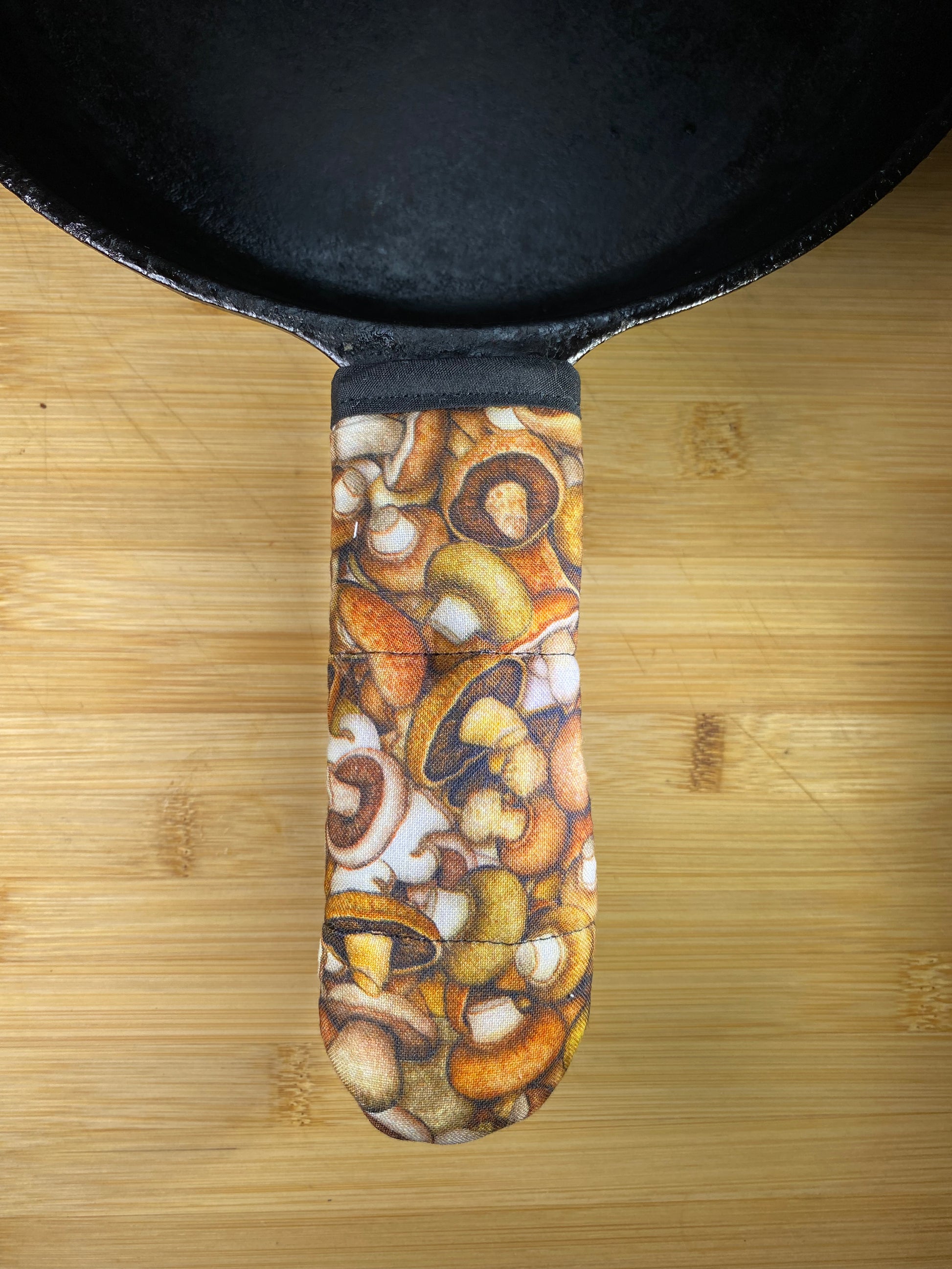 cast iron skillet handle, heat resistant, with mushroom fabric