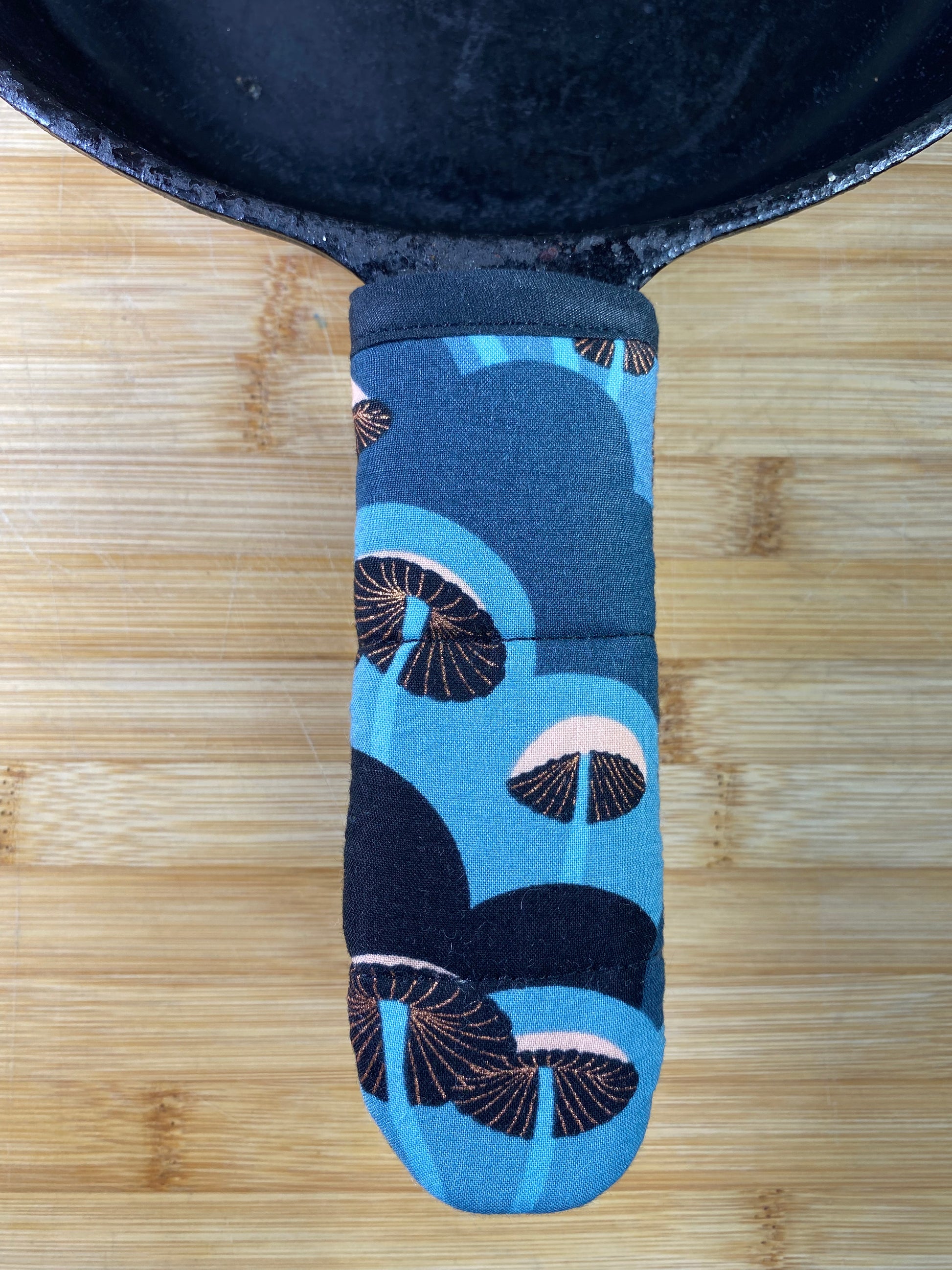 cast iron skillet handle, heat resistant, with mushroom fabric