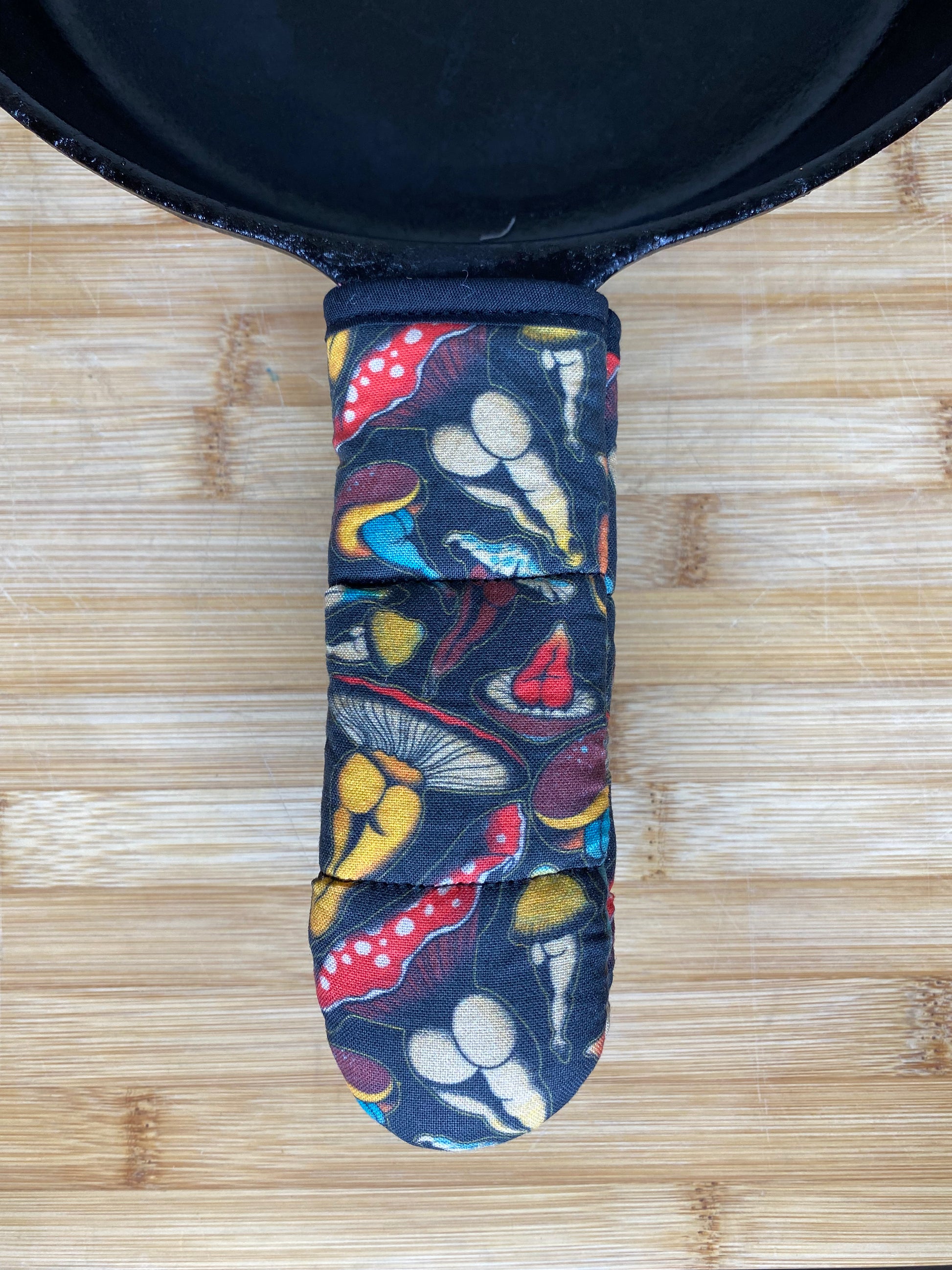 Cast iron skillet handle, heat resistant, mushroom fabric