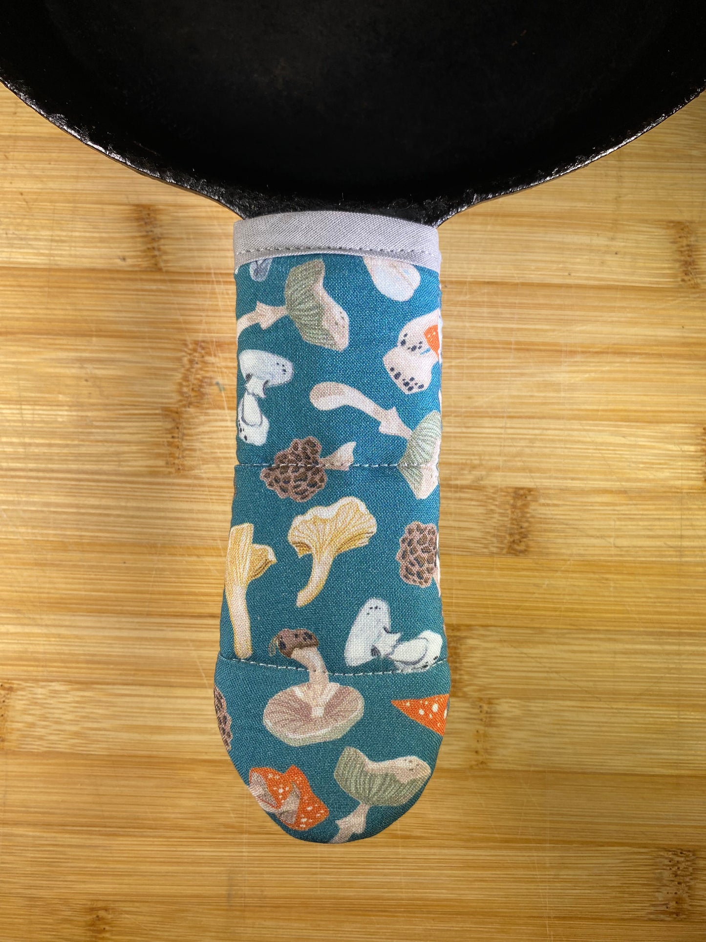 Cast iron skillet handle, heat resistant, mushroom fabric