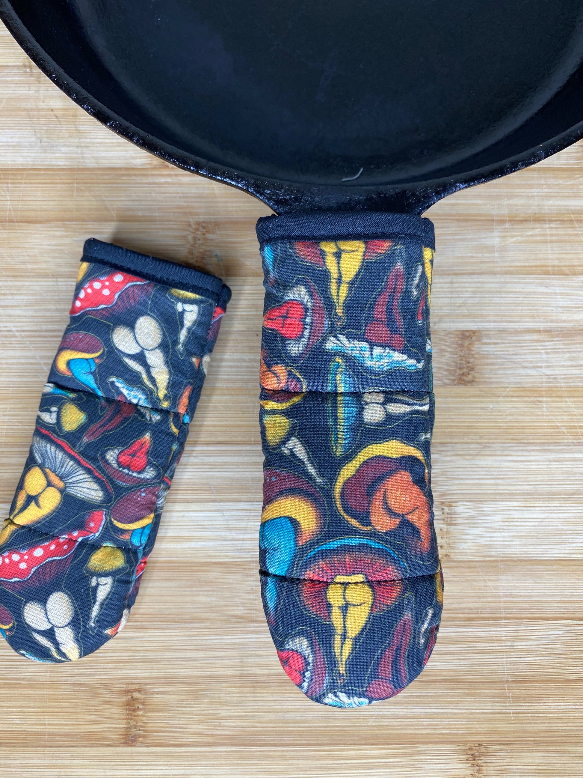 cast iron skillet handle, heat resistant, with mushroom fabric