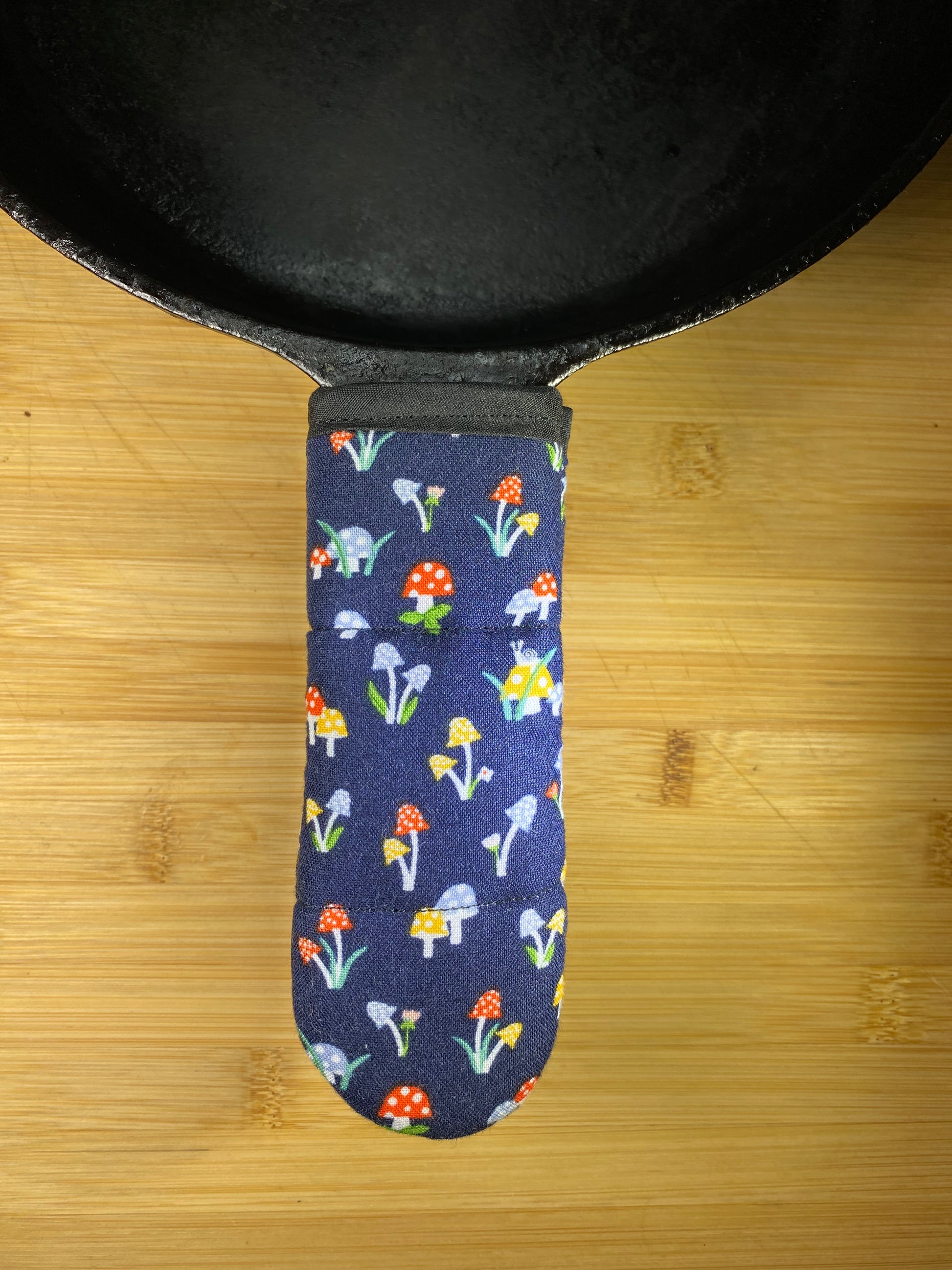 Cast iron skillet handle, heat resistant, mushroom fabric